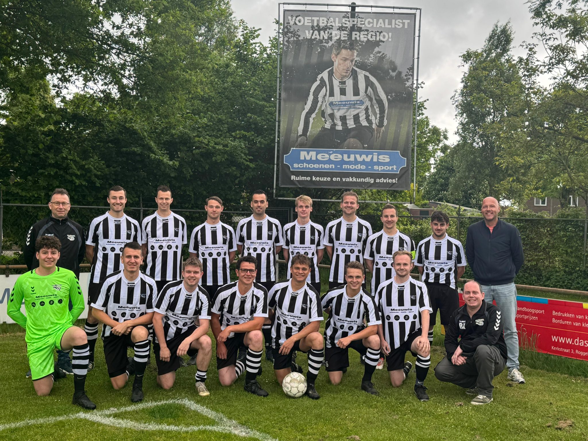Nieuwe shirts Roggel 2 - Meeuwis